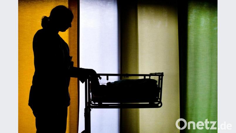 Eine 30-Jährige, die im Schwandorfer Krankenhaus ein neugeborenes Kind an sich brachte, muss nicht in die geschlossene Psychiatrie. Symbolbild: Arno Burgi/dpa