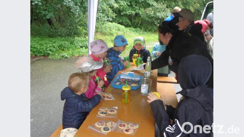 Am Ende der Walderkundung ließen sich die Kinde die Brotzeit schmecken. Bild: Hannelore Quardokus/exb