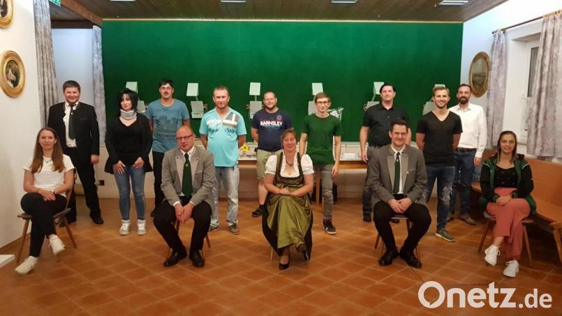 Der Schützenverein „Loisbachtal Heumaden“ wird die nächsten drei Jahre von diesem Team mit Schützenmeisterin Claudia Kraus (vorne Mitte) und zweiten Schützenmeister Johann Hanauer (vorne Zweiter von rechts) geführt. Bild: gi