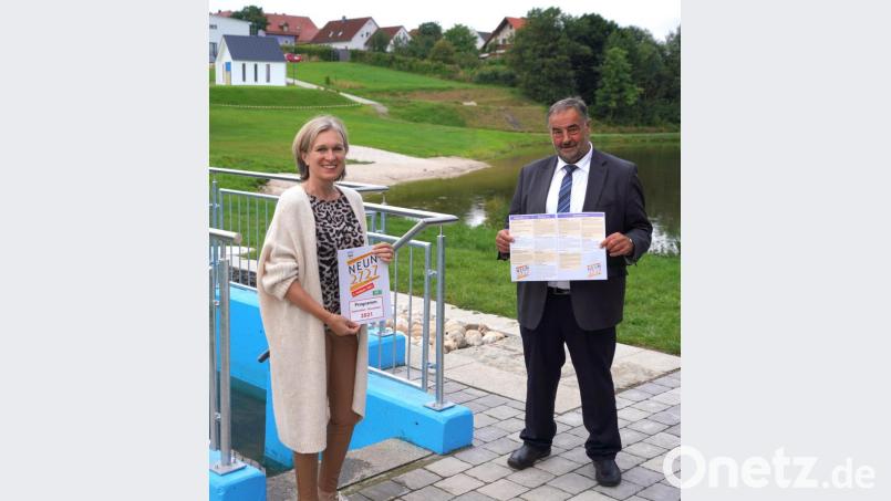 "Neun 2727"- Koordinatorin Doris Völkl und Bürgermeister Josef Beimler stellen an der neuen Kneippanlage am Waldthurner Badeweiher das neue "Neun 2727" - Herbstprogramm vor. Der erste Kurs beginnt am 14. September 2021 um 16 Uhr mit dem Thema: "Einführung in das Kneippwesen". Bild: fvo