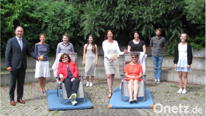Rektorin Elisabeth Graßler (sitzend, links) übernimmt eine neue Aufgabe, Lehrerin Rita Brey (sitzend, rechts) geht in den Ruhestand, ebenso Religionslehrerin Angela Meier (hinten, Zweite von links). Schulamtsdirektorin Elisabeth Junkawitsch (vorne, Mitte) und Bürgermeister Richard Kammerer (hinten, links) dankten. Bild: sei