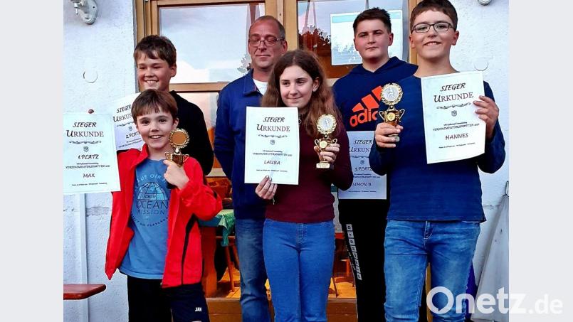 Über die Platzierungen bei der Vereinsmeisterschaft der Kinder freuen sich (von links) Simon Hanweck (zweiter Platz), Max Gradl (erster Platz), Michael Arnold (Trainer), Laura Sprah, Simon Biebel (dritter Platz) und Hannes Braun. Bild: R. Kreuzer