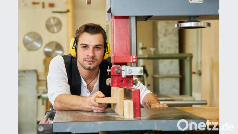 Auch nach dem Start des neuen Ausbildungsjahres ist der Einstieg in einen Handwerksberuf möglich. Viele freie Stellen gibt es unter anderem im Zimmererhandwerk. Bild: Kökeny Studios, Pfarrkirchen