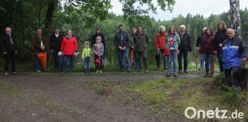 Die Teichwanderung der Freien Wähler im Landkreis führte an die Gewässer zwischen Muckenthal und Kornthan. Den naturnahen Ausflug leiteten Hans Klupp (Neunter von links) und Klaus Bächer (Zehnter von links). Bild: wro