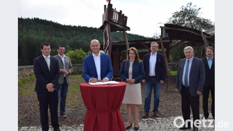 Bei seinem Besuch der Jugendherberge in Trausnitz trug sich Heimatminister Albert Füracker ins goldene Buch der Gemeinde ein. Begleitet wurde er (von links) von Bürgermeister Martin Schwandner, Landrat Thomas Ebeling, der CSU-Direktkandidatin Martina Englhardt-Kopf, MdL Alexander Flierl, MdB Karl Holmeier und dem CSU-Ortsvorsitzenden Reinhard Schwarz. Bild: bnr