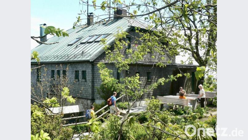 Seit gut zwei Jahrzehnten präsentiert sich das Kösseinehaus im für das Fichtelgebirge einmaligen Kleid aus Lärchenschindeln. Bild: Dietmar Herrmann