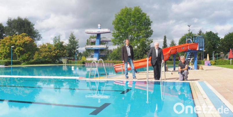 Am Sonntag ist die diesjährige Freibad-Saison zu Ende. Beim Besuch Anfang der Woche waren Stadtwerke-Leiter Thomas Kraus, Zweiter Bürgermeister Peter Gold und Freibad-Leiter Wolfgang Nurtsch (von links) unter sich. Bild: ws