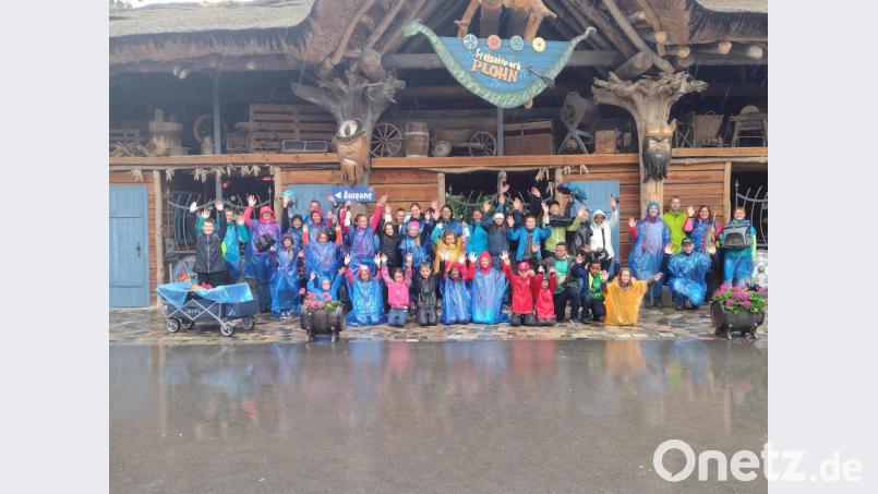 Trotz Regen hatte die Gruppe aus Großkonreuth viel Spaß beim Ausflug in den Freizeitpark Plohn. Bild: Markus Werner/exb