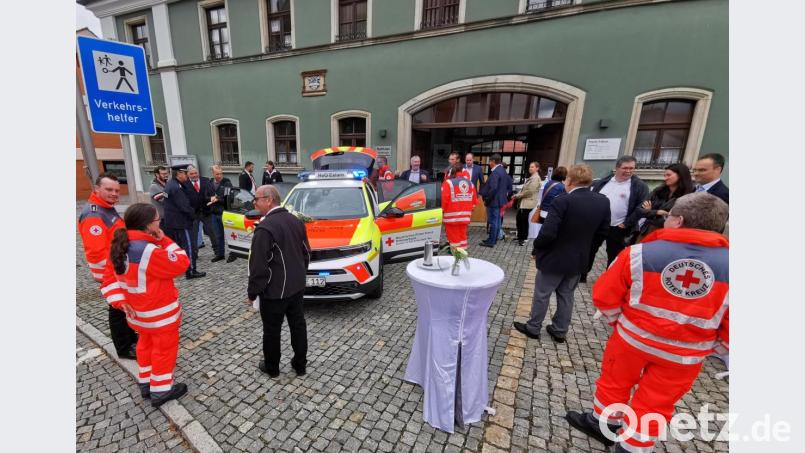 Für den neuen Einsatzwagen der HvO interessierten sich Ehrengäste und die Bevölkerung. Bild: gz