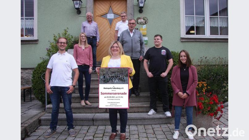 Sie werben für die Sommerserenade der Blaskapelle Falkenberg am kommenden Sonntag: (von links) Christopher Prechtl, Stefanie Härtl, Ferdinand Lienerth, Veronika Höcht, Markus Meiler, Josef Franz, Philipp Weig und Verena Bauer. Bild: wro