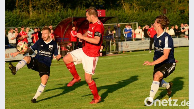 In dieser Szene versucht Sportclub-Akteur Michael Geissner (links) den Pfreimder Nicolas Schmid zu überspielen. Bild: ham