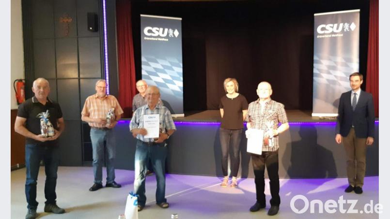 Der CSU Ortsverband dankt (von links) Johann Lang und Karl Sattler, während Anton Brückner und Josef Neuber (vorne, von rechts) für 50-jährige Treue ausgezeichnet werden. Bild: fjo