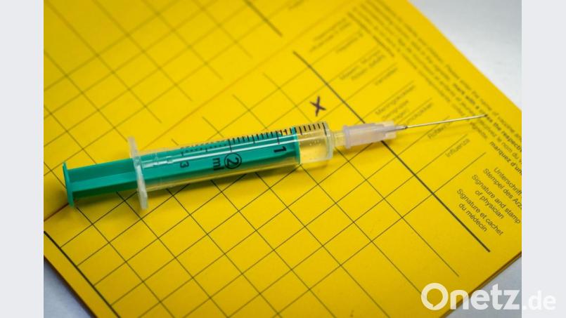 Eine Spritze liegt auf einem Impfpass. Foto: Friso Gentsch/dpa/Illustration Bild: Friso Gentsch