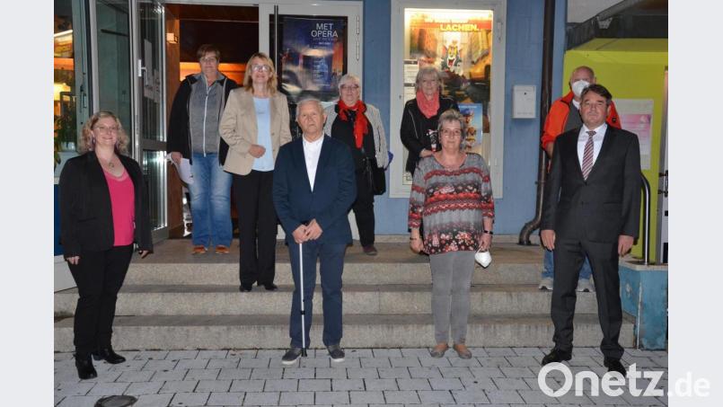 Der Aufsichtsrat und Vorstand der Baugenossenschaft Familienheim hat mit Sibylle Dippl (Dritte von rechts) und Marcel Meister (Zweiter von rechts) zwei neue Mitglieder. Als Vorstandsvorsitzender zurückgetreten ist Norbert Welzl (rechts). Bild: Kunz