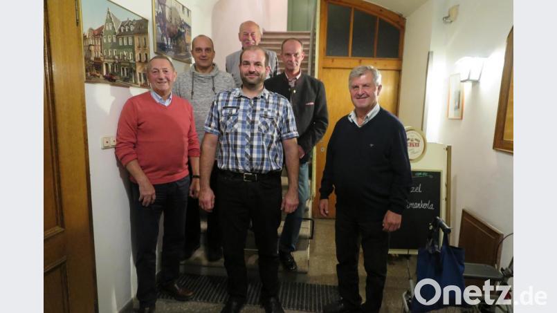 Sie bestimmen für die nächsten drei Jahre die Geschicke der Fischhältergemeinschaft (vorne, von links): Alois Bayer (Kassenprüfer), Josef Kormann (Erster Vorsitzender), Josef Ponnath (Zweiter Vorsitzender). Weiter auf dem Bild sind (hinten, von links) Wolfgang Bauer (Kassenprüfer), Gerhard Daubenmerkl (Kassier) und Sebastian Wedl (Kassenprüfer). Bild: jzk