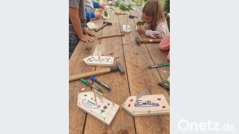Jeder durfte sein eigenes Schiffchen bauen und es natürlich auch taufen. Bild: rpp