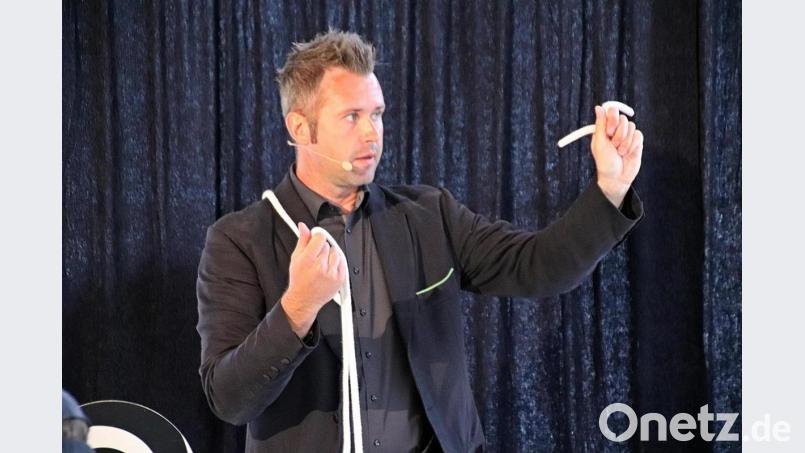 Markus Billner zeigt am Rußweiher sein magisches Können. Bild: jma