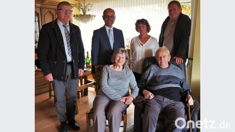 Über den Besuch und die Glückwünsche zum 65. Hochzeitstag freute sich das Ehepaar Schmidt (vorne sitzend) sehr. Mit im Bild Sohn Klaus und Schwiegertochter Beatrix (von rechts) sowie Herbert Mattes und Alfred Scheidler (von links). Bild: vsr