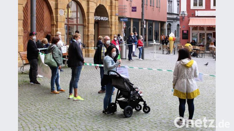 Eine Menschenkette um die Ecke: Pflegekräfte beim &quot;Dienst-Tag&quot; als stiller Protest. Bild: Dagmar Williamson
