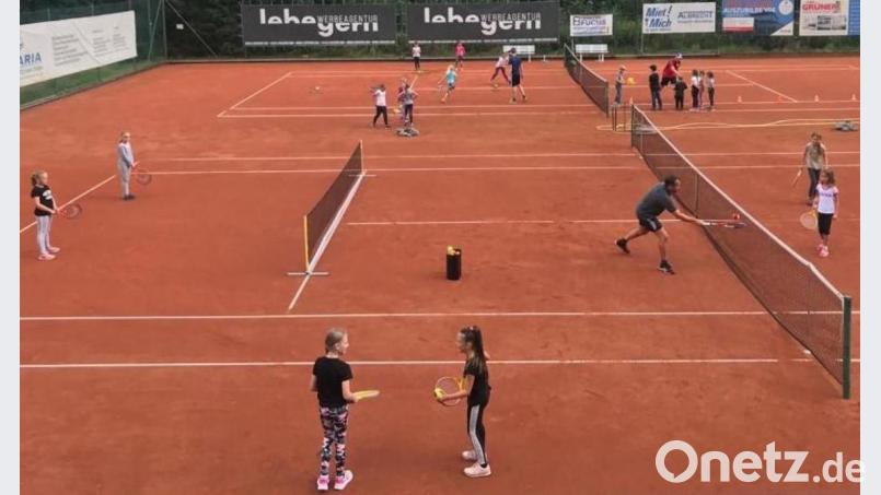 Gewusel auf dem Tennisplatz des TC Windischeschenbach beim Ferienprogramm. Bild: Thomas Benner/exb