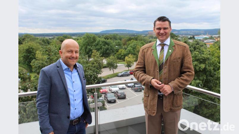 Dr. Florian Schalkhaußer (links) stellte sich als neuer Facharzt für Kinder- und Jugendpsychiatrie bei Landrat Thomas Ebeling vor. Bild: Hans Prechtl, Landratsamt Schwandorf/exb