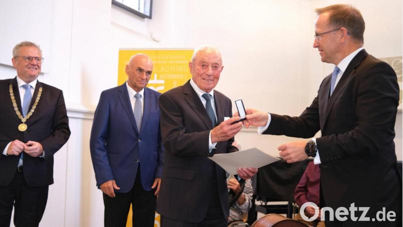 BLSV-Präsident Jörg Ammon (rechts) verlieh dem langjährigen Sportfunktionär Hartmut Schweitzer (Zweiter von rechts) die Verdienstnadel in Gold mit Brillanten. Oberbürgermeister Andreas Feller und der Präsident des Bayerischen Leichtathletikverbandes, Gerd Neubauer (von links), gratulierten. Bild: Hirsch