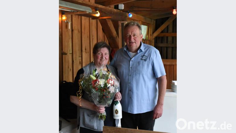Bei der langjährigen Hüttenwirtin Elisabeth Menzel bedankte sich Vorsitzender Martin Kausler für ihre langjährige Tätigkeit. In ihren bewährten Händen lag nicht nur die Getränkeversorgung beim Training und Vereinsabenden. Auch bei Turnieren und Meisterschaften kümmerte sie sich um die Verpflegung von Gästen und Wettkämpfern. Elisabeth Menzel ihrerseits freute sich sehr und gab den Dank an ihre Helfer im Hintergrund weiter. Der Vorstandschaft bleibt sich weiterhin noch als Schriftführerin erhalten. Bild: nag