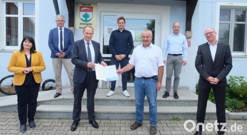 Der Präsident des Landesamts für Sicherheit in der Informationstechnik, Daniel Kleffe, überreichte an Bürgermeister Josef Deichl das Siegel „Kommunale IT-Sicherheit“. Bild: ohr