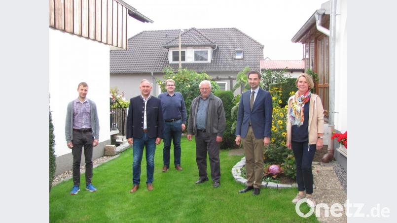 Über zahlreiche Gratulanten freute sich Altbürgermeister Josef Wittmann (Dritter von rechts an seinem 75. Geburtstag. Unter anderem waren Ulrike Schiller (rechts) und Christoph Müller (Dritter von links) von der CSU gekommen, Bürgermeister Richard Kammerer (Zweiter von links) gratulierte ebenso wie MdL Stephan Oetzinger (Zweiter von rechts). Der Jubilar lebt mit Sohn Johannes (links) und dessen Familie im eigenen Haus. Bild: sei