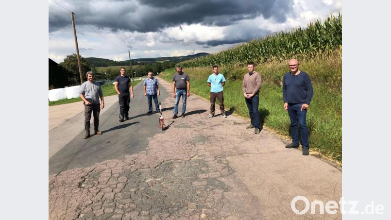 Endlich geht es los: Im Bild Bürgermeister Maximilian Beer (rechts) mit Vertretern des Planungsbüros, der Baufirma und der Verwaltung sowie Anliegern beim Baustart der Maßnahme. Bild: Anton Köppl/exb