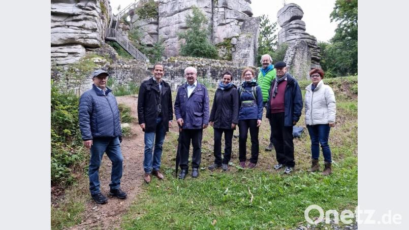 Einen Abendspaziergang zur Burgruine Weißenstein unternahmen (von links) Willibald Reindl, MdB Albert Rupprecht, Reinhold Schraml, Bürgermeisterin Margit Bayer, Monika Greger, Helmut Härtl, Wolfgang Erhart und stellvertretende CSU-Ortsvorsitzende Christine Weidmann. Bild: Mario Rabenbauer/exb