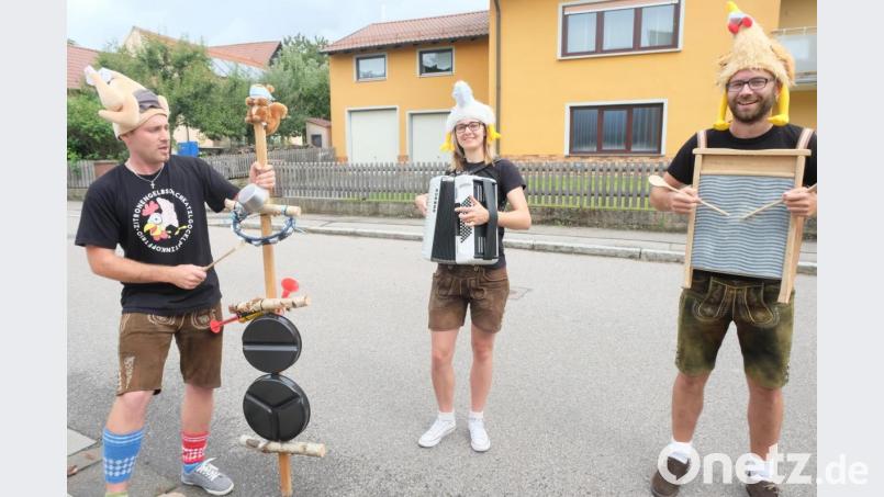 Daniel Markgraf, Anna Pröls und Markus Kiener (von links) packten skurrile Gegebenheiten aus der Gemeinde in Versform. Die Gstanzl sind auf der Facebook-Seite der Faschingsgesellschaft zu sehen. Bild: ohr