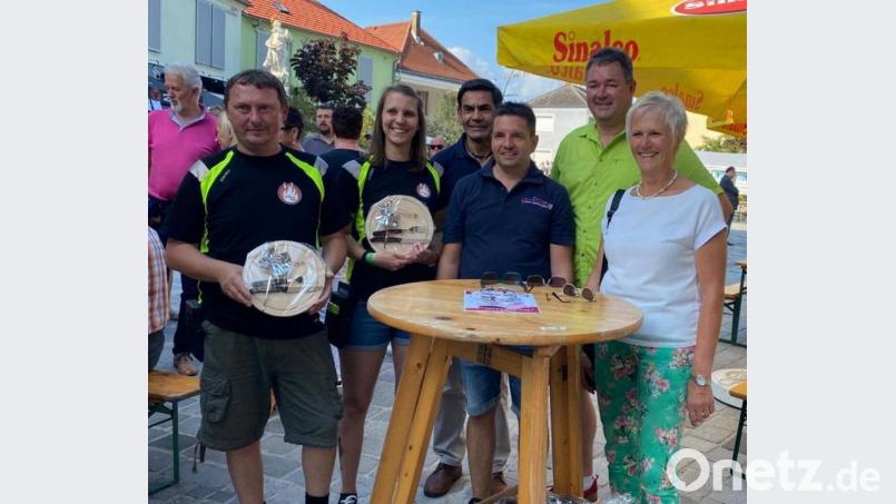 Zweite Bürgermeisterin Anita Stauber (von rechts), Markus Engelhardt, der Vorsitzende der Grafenwöhrer Wehr Alexander Richter und Thomas Schmidt danken der Grafenwörther Feuerwehr mit Sabine Steinkellner und Kommandant Gerald Heiß für ihre Verbundenheit. Bild: mor