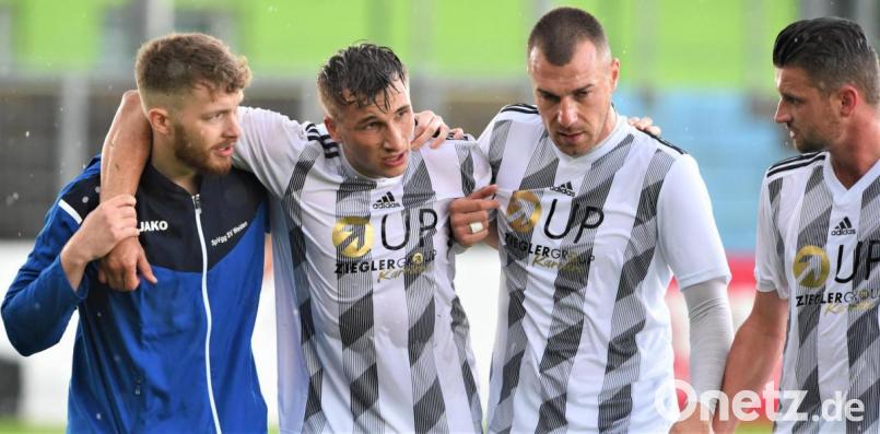 Die bangen Blicke von Josef Rodler (rechts) und Nikola Vasilic war berechtigt: Ihr Sturmkollege Nico Argauer wird der SpVgg SV Weiden wegen einer herausgesprungenen Kniescheibe einige Wochen fehlen. Bild: Büttner, Gerhard