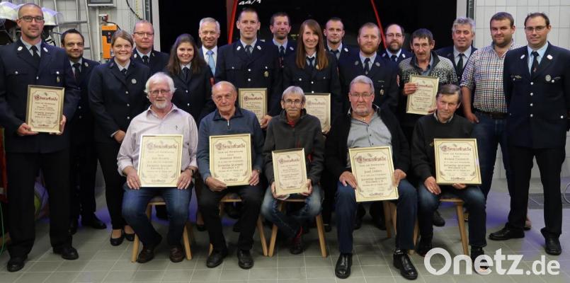 Die Feuerwehr Ebersbach ehrt langjährige Mitglieder und wählte einen Vize-Vorsitzenden (sitzend, von links): Karl Reuschl, Emmeran Rösch, Georg Seebauer, Josef Lindner und Richard Neiswirth; stehend (von links): Vorsitzender Manuel Lindner, Kreisbrandmeister Michael Iberer, Schriftführerin Kerstin Mägerl, Kreisbrandinspektor Christof Strobl, Kassenverwalterin Karin Dotzler, Zweiter Bürgermeister Thorsten Grädler, Matthias Bauer, Norbert Reuschl, Maria Lindner, Christian Rösch, Zweiter Kommandant Andreas Zwack, Joachim Zwack, Josef Weiß, scheidender Zweiter Vorsitzender Richard Weiß und sein Nachfolger Andreas Weiß sowie Kommandant Wolfgang Rösch. Bild: rab