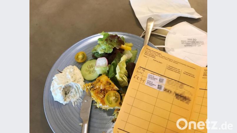 Wer in Weiden in einem Lokal etwas Essen möchte, muss entweder geimpft, getestet oder genesen sein. Im Landkreis Neustadt/WN verläuft der Restaurantbesuch noch ohne Nachweis der 3G-Regel. Bild: Gabi Schönberger