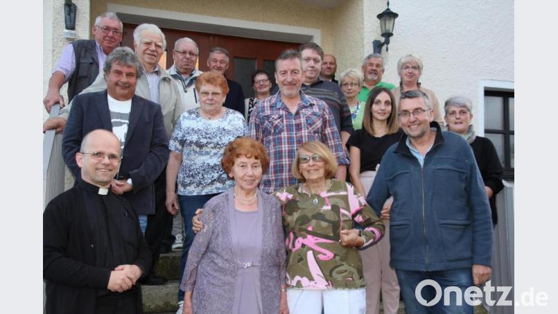 Rosa Schöner (vorne, Zweite von links) feierte im Familien- und Freundeskreis ihren 80.Geburtstag. Rechts von ihre ihre Freundin Hanka Moracova sowie ihr Sohn Franz Schöner, der Mähringer Bürgermeister, sowie links Pfarrer Armin Maierhofer. Bild: kro