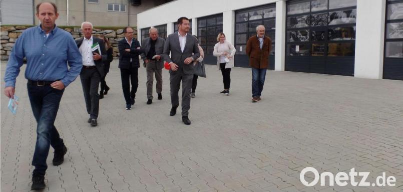 In Begleitung einer Delegation des SPD-Ortsverbandes konnte sich Bundestagsabgeordneter Uli Grötsch beim Betriebsrundgang einen Überblick über den Tätigkeitsbereich vom ASF-Abschleppservice verschaffen. Auf unserem Bild (von links), ASF-Geschäftsführer Frank Glöckner, Bürgermeister Peter König, der Vorsitzende des SPD-Ortsverbandes Robert König und Altbürgermeister Günther König. Bild: br