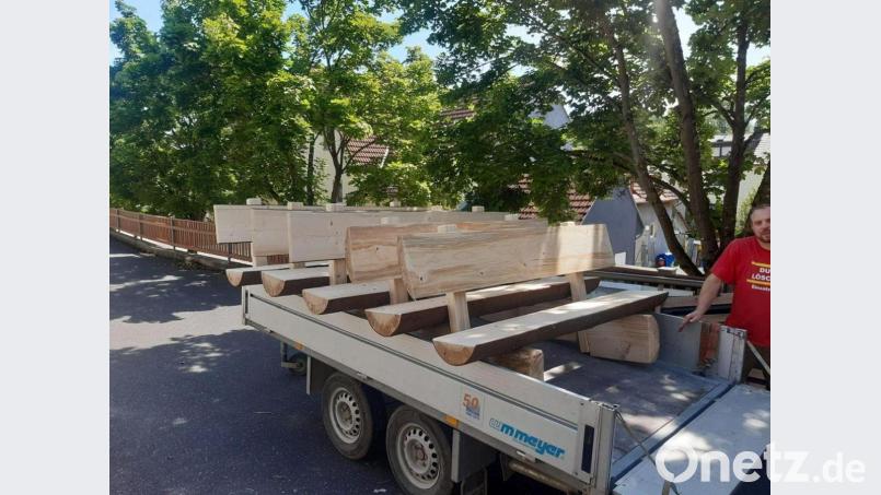 Die Rosenberger Kirwaleit&#039; haben ihren Baum aus dem Jahr 2020 zu rustikalen Sitzmöbeln verarbeitet. Bild: Rosenberger Kirwaleit&#039;/exb