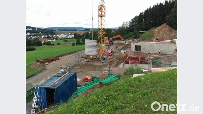 Großbaustelle hoch über Oberviechtach: Die Mauern für den Bürotrakt des Wasserwerks stehen bereits; daneben ist die Vertiefung für die zwei Tanks zu sehen. Bild: Portner