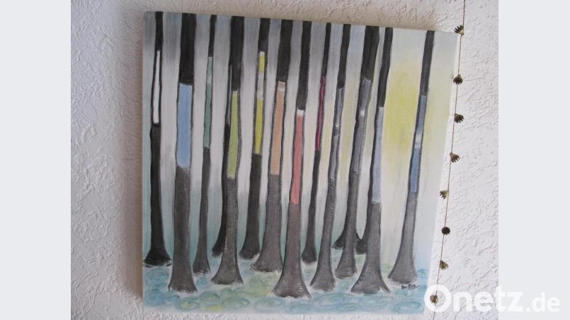 Dem monotonen Wald hat die Malerin ganz eigenwillig Farbe verpasst. Bild: bl