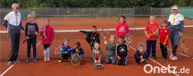 Für die jüngsten Teilnehmer am Ferienprogramm des SV Neusorg war es die erste Begegnung mit dem Tennisball. Bild: gsr