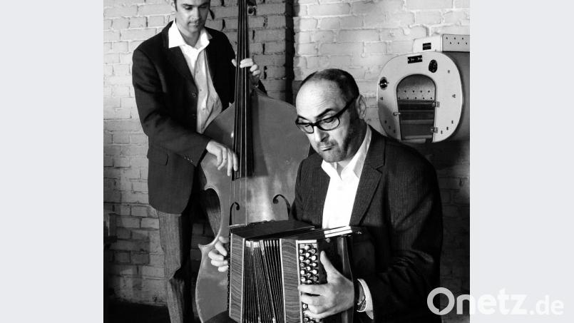Norbert Gabla (Bandoneon) und Tobias Kalisch (Kontrabass) bringen den Tango am 11. September in den Waldmannhof. Bild: Norbert Gabla/exb