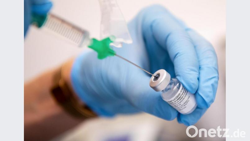 Ein Mitarbeiterin bereitet den Covid-19 Impfstoff von Biontech/Pfizer für eine Impfung vor. Symbolbild: Sven Hoppe/dpa