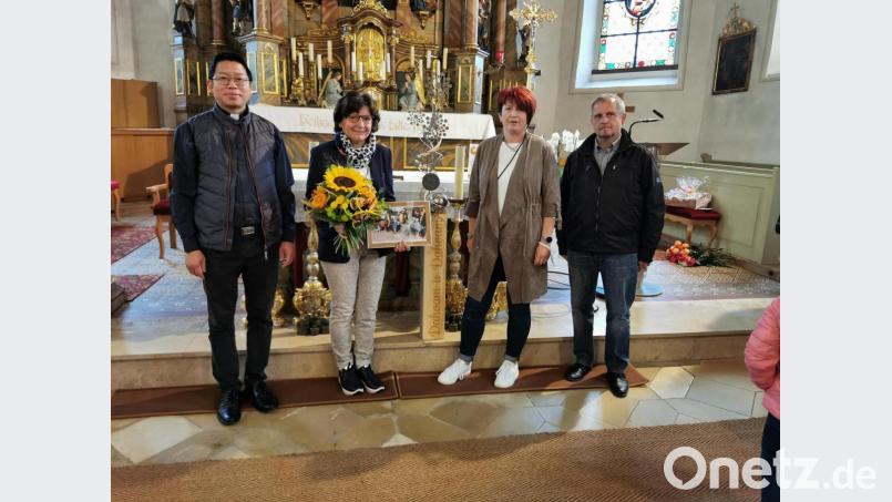 Gerlinde Stopfer wird von Pater Samuel Patton, Marion Eschenweck und Kirchenpfleger Georg Schraml verabschiedet. Bild: hzi