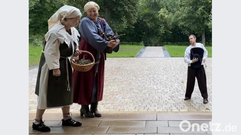Zwei Ratschkatteln und ein Bänkelsänger treffen aufeinander: Die Spielszenen stellen geschichtliche Ereignisse auf dem Frohnberg dar. Bild: mma