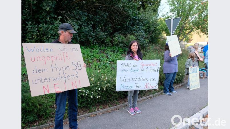 Circa 20 &quot;Zweifler&quot; demonstrieren vor dem Gemeindezentrum gegen die geplante Errichtung des Sendemastes in Oberbibrach. Bild: do