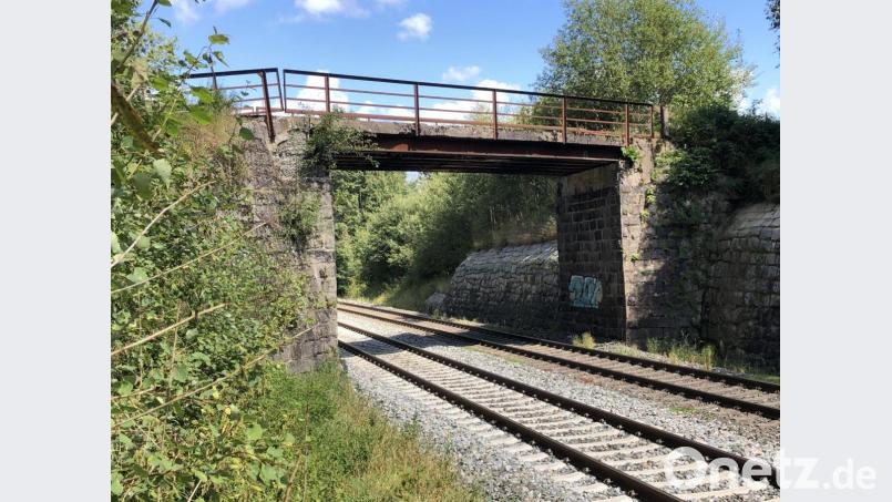 Im Rahmen der Elektrifizierung der Bahnlinie Nürnberg-Marktredwitz muss die Brücke im Ortsteil Wernersreuth der Gemeinde Neusorg erneuert werden. Hieraus ergibt sich eine Diskussion zur Finanzierung. Bild: Peter König/exb