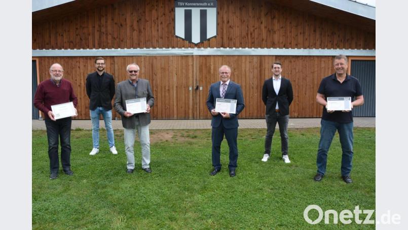 Mehrere verdiente Mitglieder hat der TSV Konnersreuth ausgezeichnet. Im Bild (vorne, von links) Sportehrenpreisträger Alois Weiß, die neuen Ehrenmitglieder Siegbert Dietz und Max Bindl sowie Ehrenspielführer Markus Neumann zusammen mit dem Vorsitzenden Maximilian Siller (hinten links) und dessen Stellvertreter Christopher Rüth. Bild: jr