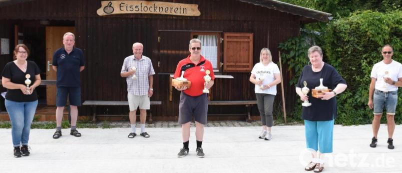 Strahlende Gesichter gibt es, als die Schnaittenbacher Eisstockschützen ihre Vereinsmeister küren (von links): Birgit Gevater, Vorsitzender Martin Kausler, Alfred Hermann, Herren-Vereinsmeister Horst Zetzelmann, Conni Kausler, Damen-Gewinnerin Elisabeth Menzel und Ulli Linsmeier. Bild: nag